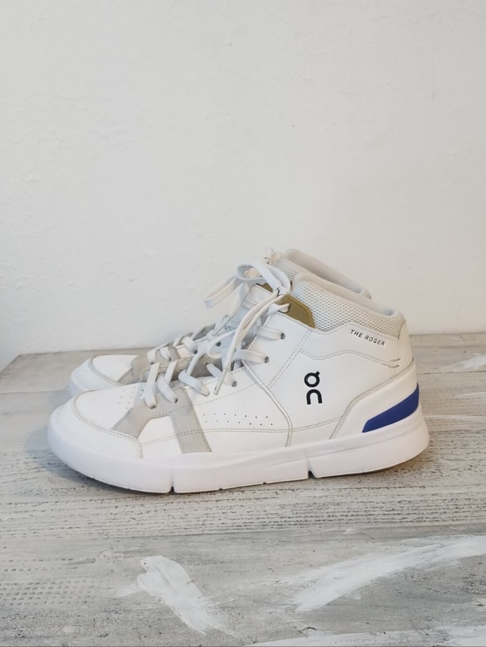 On The Roger Clubhouse Men's White Leather Mid Sneaker Shoe U.S.A Size 10